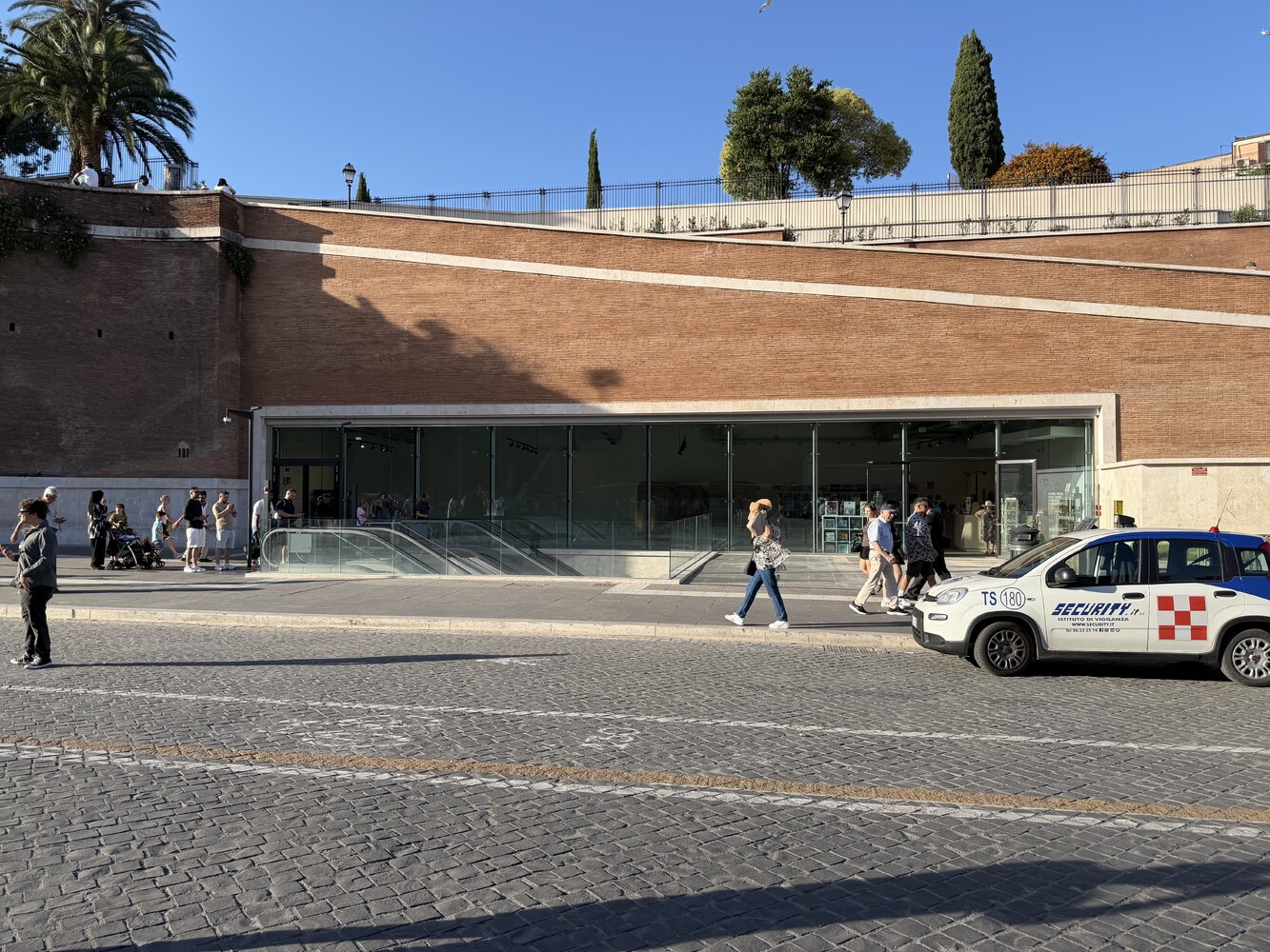 L'ingresso della stazione Colosseo / Fori Imperiali della Linea C della metropolitana di Roma